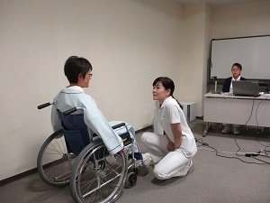 介護学習委員会による「認知症ケア」についての研修の様子